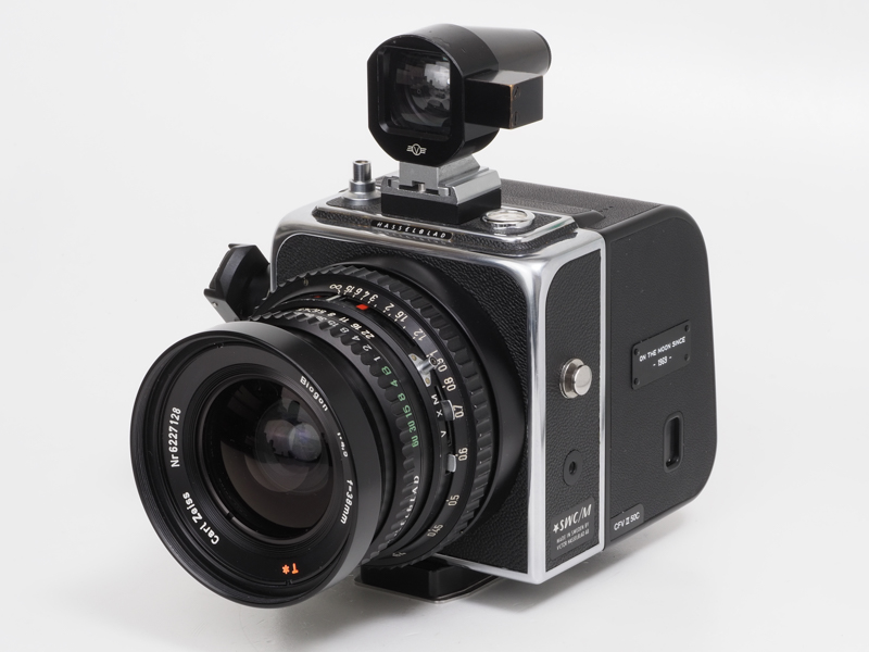 ハッセルブラッドSWC/MにCFV II 50Cを装着してみました。かなり美しいです。ちなみにこのCFV II 50Cは月面着陸50周年を記念して限定発売されたスペシャルエディションで、限定のブラック。SWCにはつきません。三脚座が干渉しちゃうからです。