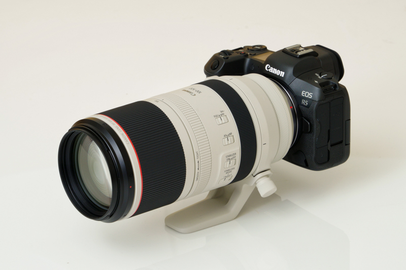 「RF100-500mm F4.5-7.1 L IS USM」を「EOS R5」に装着。焦点距離を100mm伸ばしながらもこのサイズに収まっている。