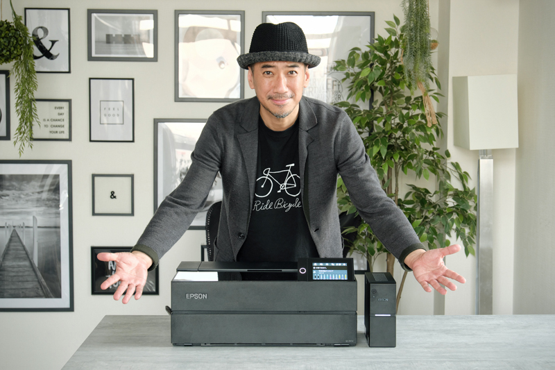 インタビューに協力いただいた熊切大輔さん。手前にあるのがA3ノビ対応インクジェットプリンター「SC-PX1V」、その横が「Endeavor SG100E」だ。