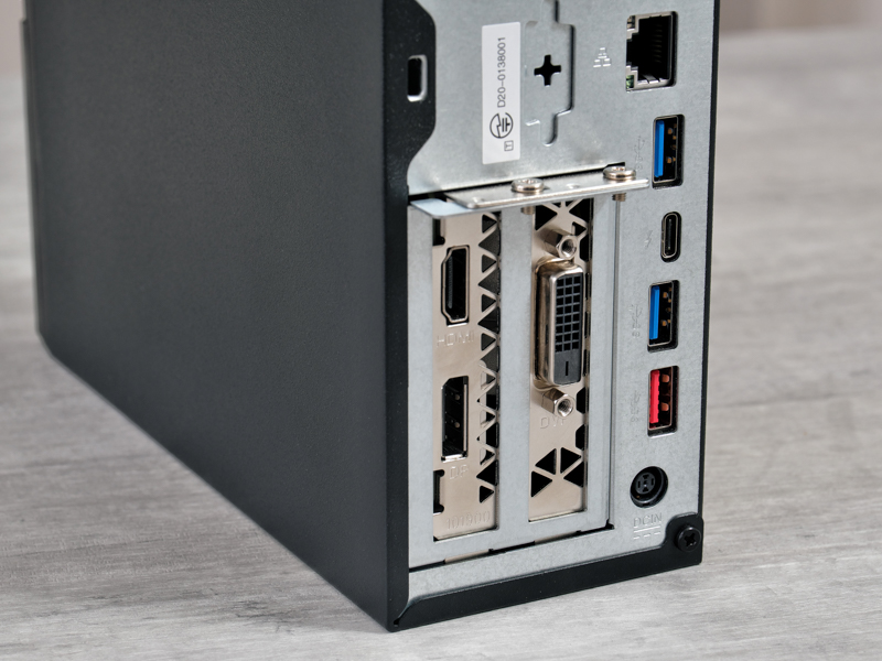 背面のインターフェイス周り。USB-C端子はThunderbolt 3に対応している。