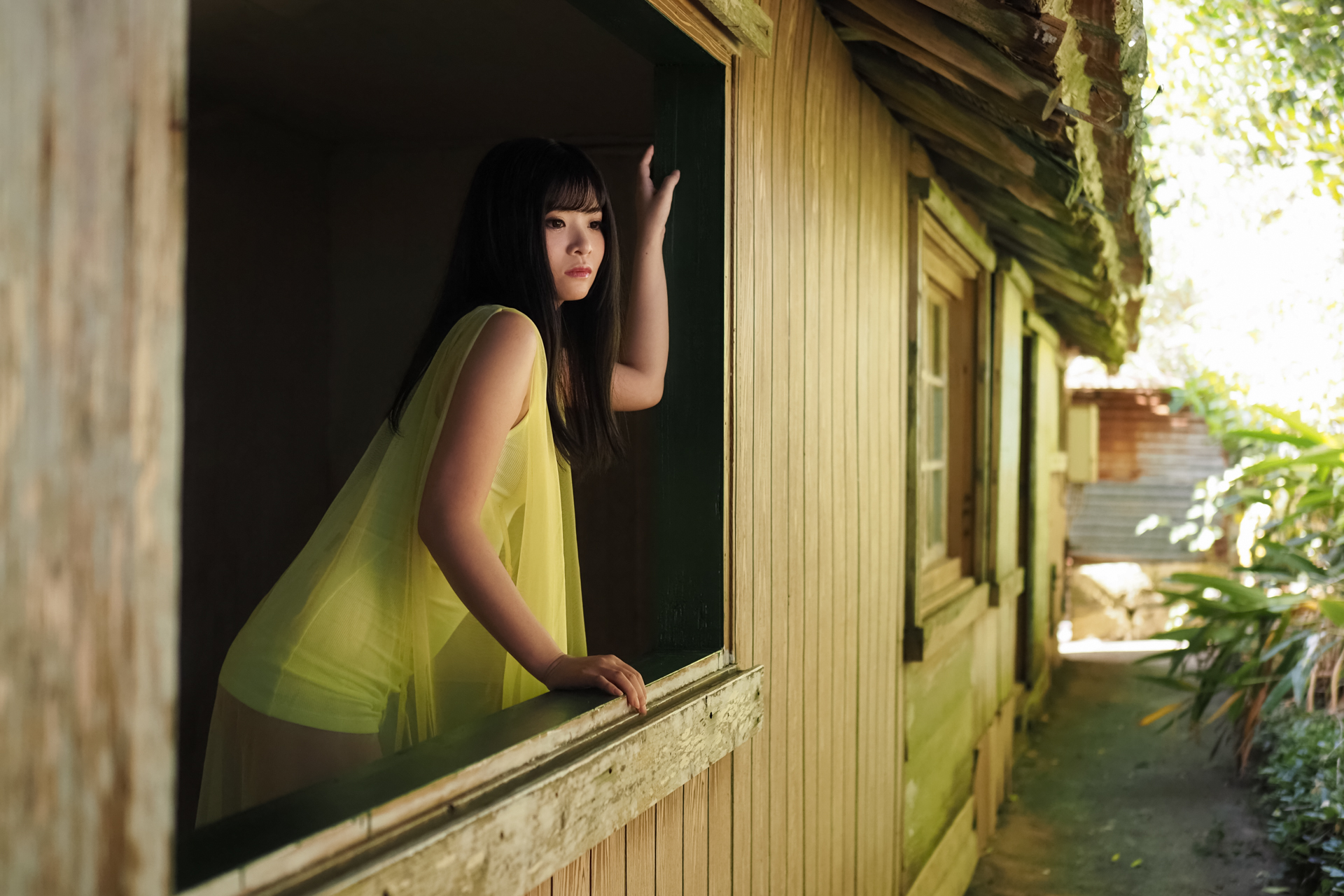 上のカットと同じ場所で。窓枠にスポット的に光がはいってくる瞬間をねらって、セッティングをしています。何度も足を運び、状況や時間帯ごとの光の変化を蓄積しておくことで、段取りよく撮影を進めることができるわけです<br><span class="fnt-85">OM-D E-M1 Mark III / M.ZUIKO DIGITAL ED 25mm F1.2 PRO（35mm判換算50mm相当） / 絞り優先AE（F1.8・1/320秒・-0.3EV） / ISO 640</span>