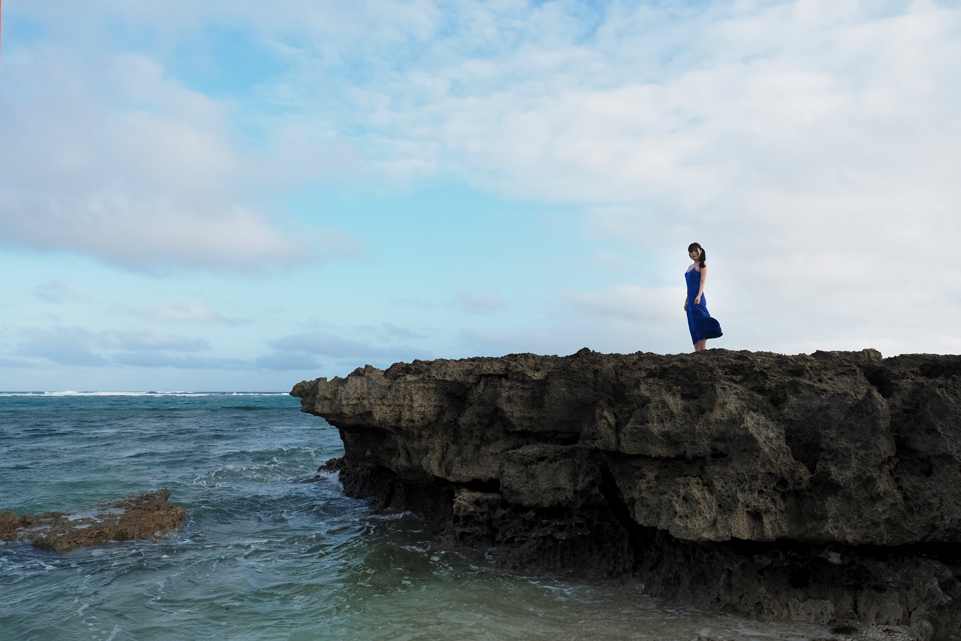 伊計島では海と空をバックにして撮影に挑みました。<br><span class="fnt-85">OM-D E-M1 Mark III / M.ZUIKO DIGITAL ED 12-40mm F2.8 PRO（12mm：35mm判換算24mm相当） / 絞り優先AE（F3.5・1/1,000秒・+0.3EV） / ISO 200</span>