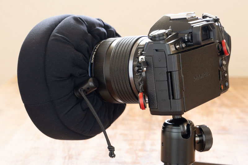 ゴム紐で留めるためいろんなサイズのレンズに使える