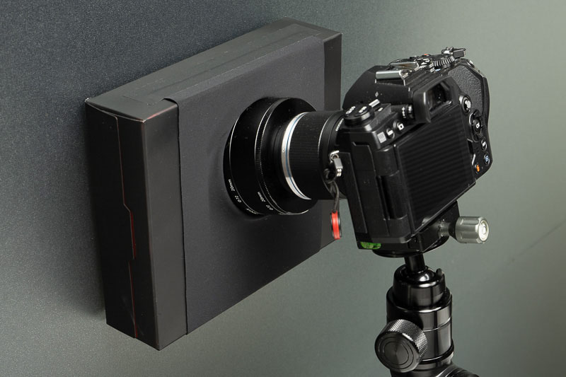 レンズよりも小さめの布の穴にレンズを通して使用する。