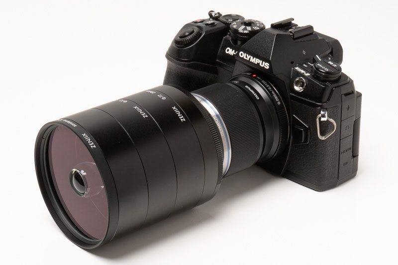 この作例で使ったのはオリンパスのOM-D E-M1 Mark III + M.ZUIKO DIGITAL ED 30mm F3.5 Macro。マクロレンズなので接写リングは不要。