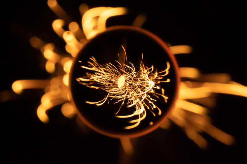 線香花火を撮影。今は打ち上げ花火を撮れないので、ぜひ線香花火でお楽しみを。けっこう迫力のある写真が撮れます。