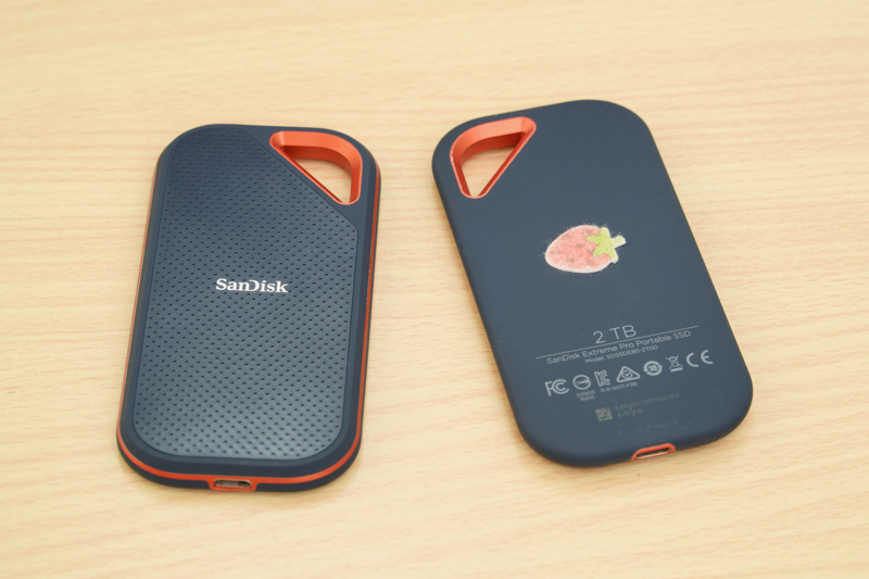 ポータブルSSDは二台体制。シールをつけて区別してるそうだ。