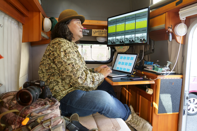 キャンピングカーでの作業の様子。ここでメモリーカードからポータブルSSDやパソコンへのデータ移動を行なう。