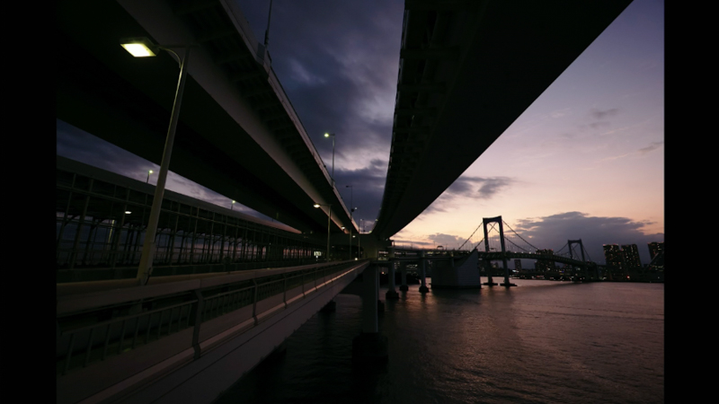 「目で見て綺麗だなと思った夕焼けをそのまま撮れる。手ブレ補正の効きも良いので、撮ってがっかりすることがほとんどない。シャッターが進む」