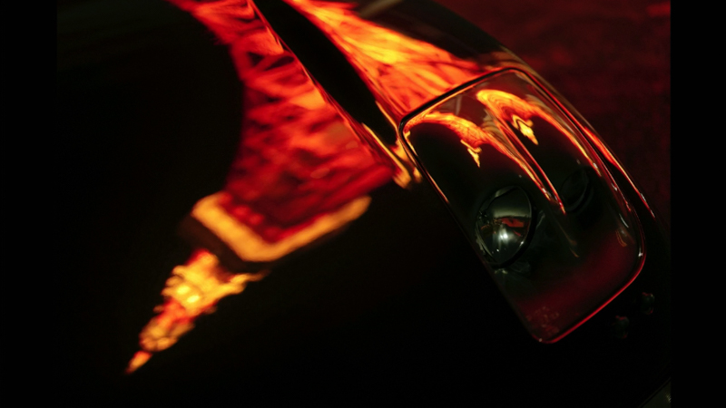 車に東京タワーを映り込ませ、東京を表現。「Lens of Tokyo」と題して展示を行う。