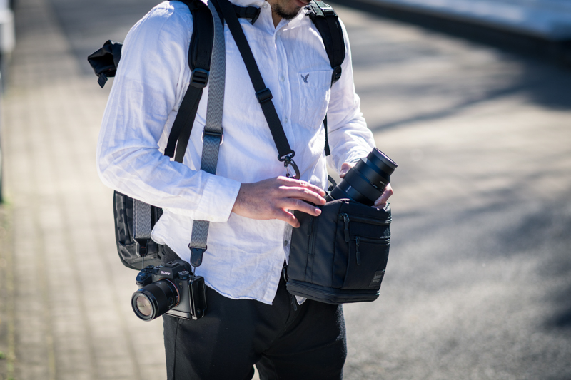 このスタイルは身体の前後でリュックとのバランスもとれるようになるので思った以上に身体が楽になります。ショルダーをかけてからリュックを背負うのがポイント