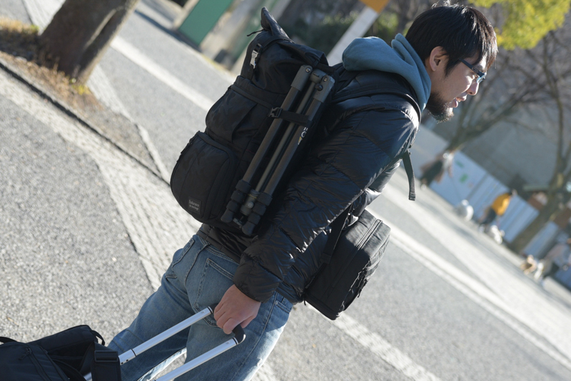 私が実際の撮影で使用している時の一コマ。機材が多い時はトローリーバッグ、リュック、シューティングマルチカメラバッグを使い分けて現場での機動力を高めます