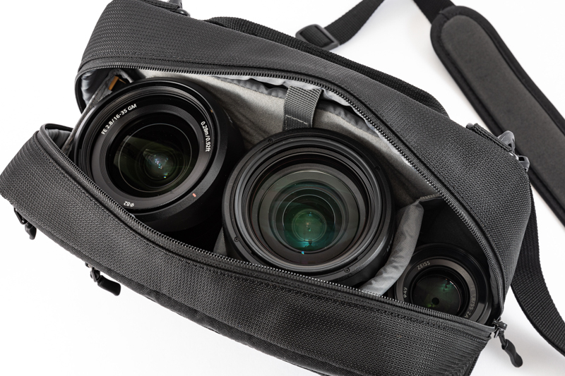 左からバッテリーケース、FE 16-35mm F2.8 GM（フード付き）、FE 24-70mm F2.8 GM（フード付き）、Sonnar T＊ FE 55mm F1.8 ZA