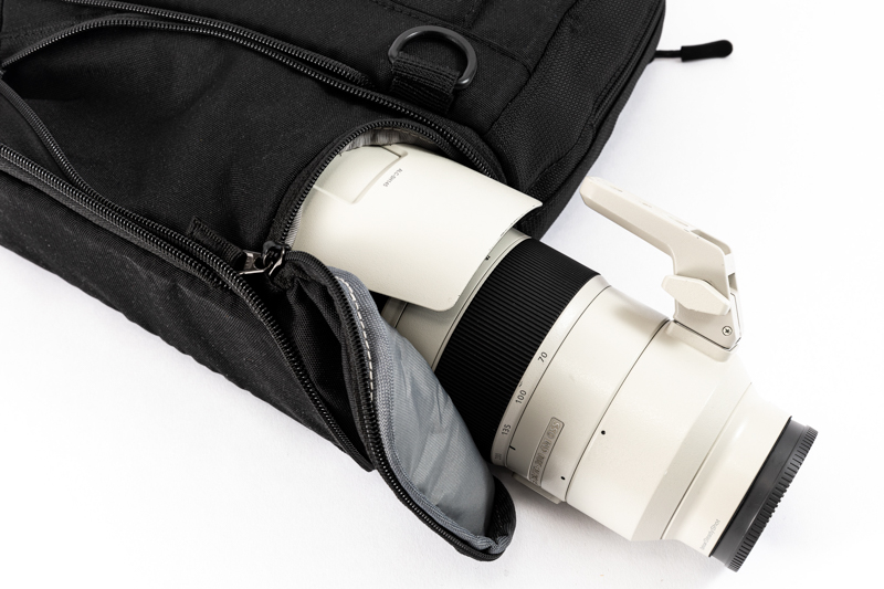 ソニーFE 70-200mm F2.8 GM OSSは三脚座フード逆付けで下部に収納できます。すべては検証していませんが他のメーカーの同型機も収納出来るはず