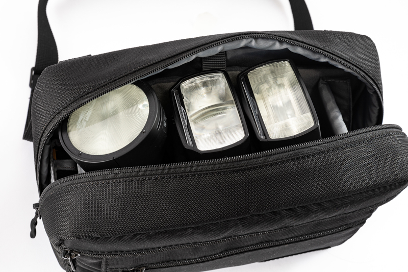 GN60クラスの大型クリップオンストロボも立てて収納可能。左からGodox V1、キヤノン スピードライト600EX II-RT、Godox V860II