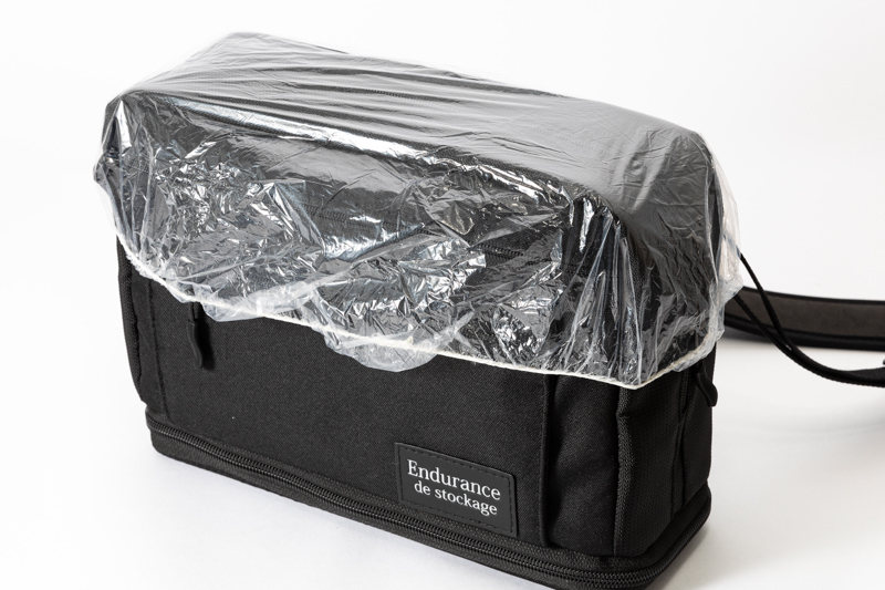 私は現場でレインカバーをあまり使わないタイプなので思い切って外してみました。見た目はあまり良くありませんがこれで内部はかなり安全です。カバーをしたあとビニールに穴を開けるようにショルダーベルトを付けるのがポイント