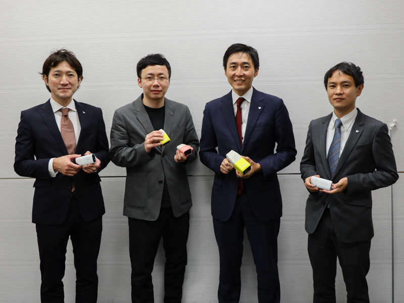 （左から）キヤノン株式会社イメージコミュニケーション事業本部 ICB開発統括部門 主任研究員 開発の深井陽介氏<br>キヤノン株式会社 総合デザインセンター デザインの保刈祐介氏<br>キヤノン株式会社 イメージコミュニケーション事業本部 ICB事業統括部門 課長代理 商品企画の島田正太氏<br>キヤノンマーケティングジャパン株式会社 コンスーマビジネスユニット コンスーマ商品企画本部 マーケティングの駒井裕士氏
