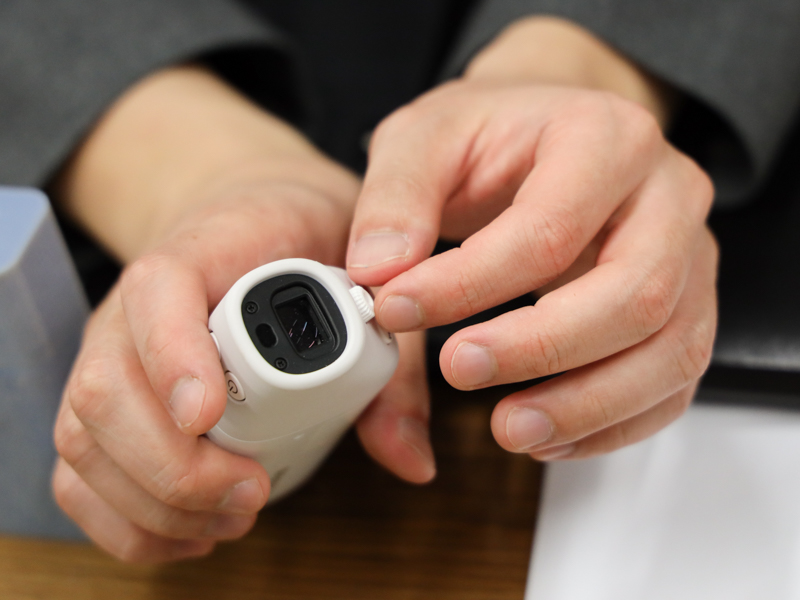 視度調整ダイヤルは、カメラに備わるそれと異なり、片手でも素早く調整できるような部材になっている。複数人で使うときに、それぞれが素早く自分の視度に合わせられるようにとの配慮。