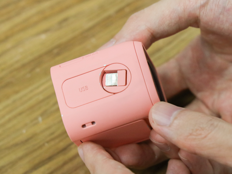 コネクタを内蔵し、スマートフォンに直接取り付けられるようにした案も。