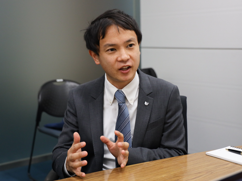 商品企画と国内マーケティング、クラウドファンディングを担当した駒井氏。