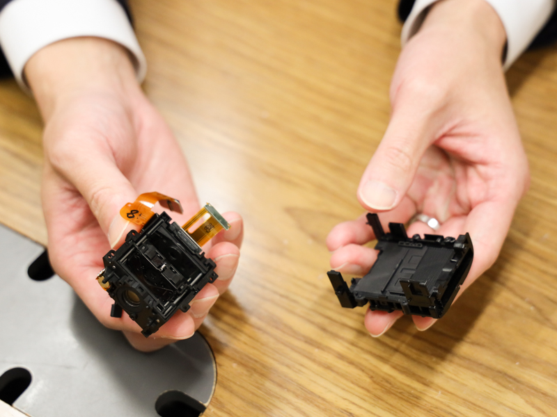 左右がこのように組み合わさることを前提とした設計のため、レンズユニット（左）は片側を開放し、バッテリー室（右）が被さることでフタとなる構造に。小型化への積み重ねとなる一例。