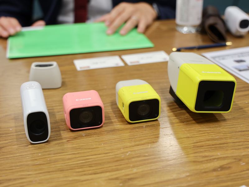 真ん中の2つが初期のコンセプトモック。一番右が同時期に既存カメラを改造して作ったプロトタイプ。様々なフィードバックを経て、現在の商品形態（一番左）に行き着いた。