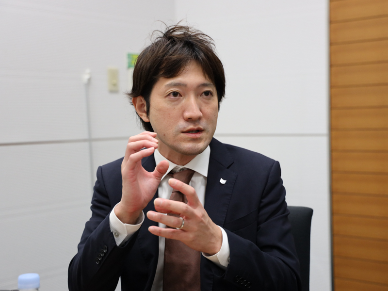 新コンセプトカメラのメカ設計を主に担当した深井氏。これまで多くのコンパクトカメラの鏡筒まわりを手がけてきた。