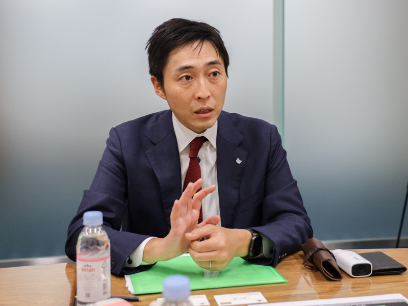 商品企画担当の島田氏。交換レンズや双眼鏡を担当していた経験を持つ。