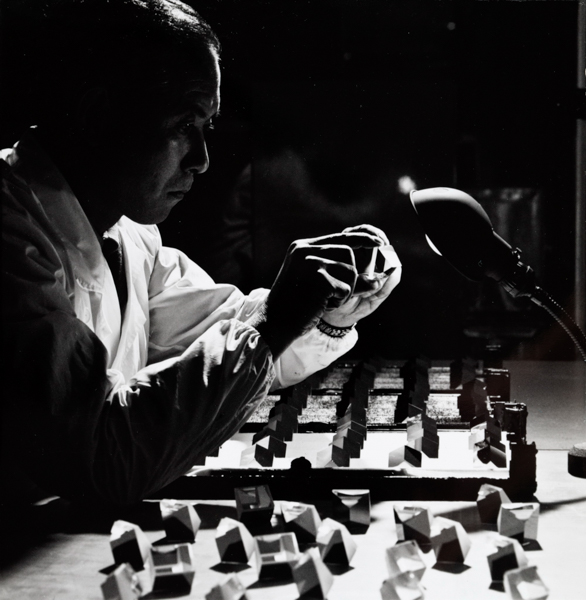 ペンタプリズムの検査。写真はリコーイメージング提供（以下同）