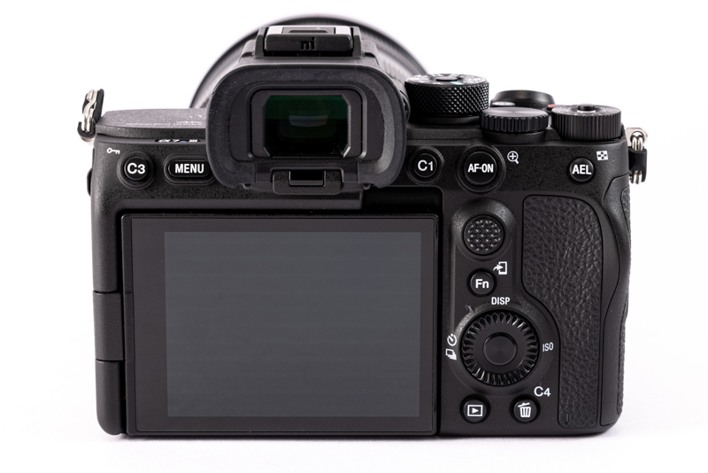 AF-ONボタンやマルチセレクターは他のボタンよりやや大きくアクセスしやすい。上部ダイヤルの操作性もα7S IIより改善している。従来MOVIEボタンが配置される位置にはC1ボタンがおかれている