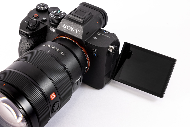 オープン角：約176度、チルト角：約270度の可動範囲がある