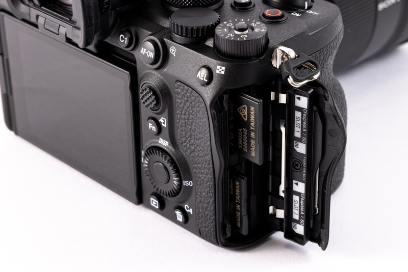 カードスロットはCFexpress Type A、SDカードともに2つずつ備えている