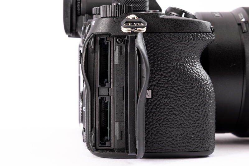 1つのスロットに段がついており2種類のカードを挿せることが分かる。SDカードは従来通り背面からみて裏向きに挿入し、CFexpressは表向きに挿入する