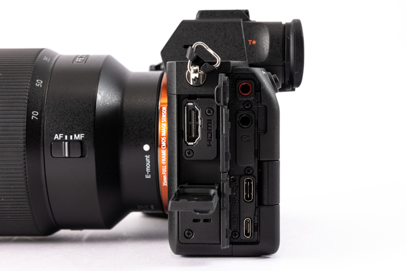 左側にHDMIタイプAが1つ。下に見える穴はスピーカーだ。右側は上から3.5mmマイク端子、ヘッドホン端子、USB TypeC、マルチ/マイクロUSB。USB Type-Cの隣に充電ランプを備える