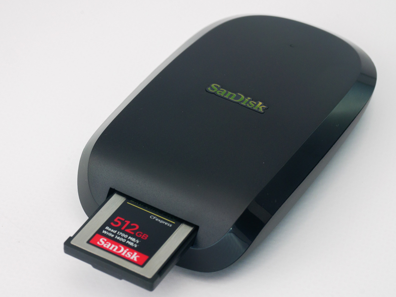CFexpress Type B用のカードリーダー「サンディスク エクストリーム プロ CFexpress カードリーダー」。USB Type-CでPCと接続する。