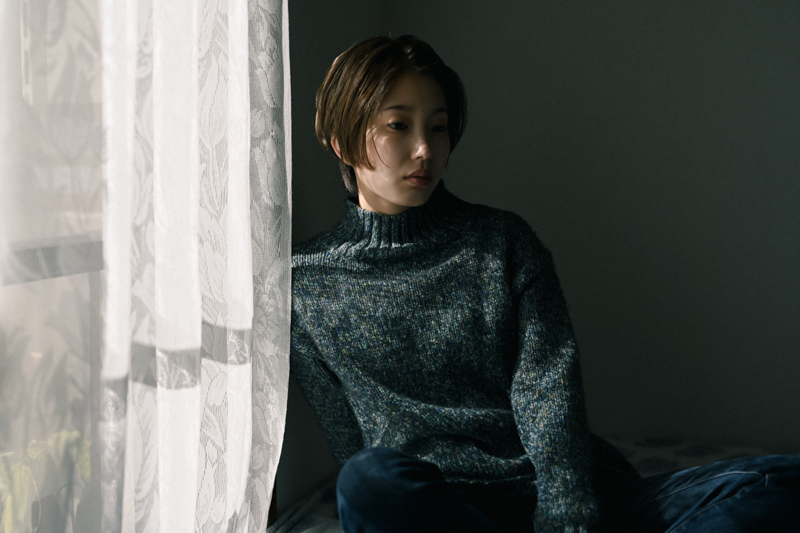 カーテン越しの柔らかい光を生かして撮影。カーテンのボケ具合を考慮してF値を決定した。ISO感度を上げずに設定の幅が持てるのは画質面で有利だ<br>Nikon Z 7II / NIKKOR Z 50mm f/1.2 S /50mm / マニュアル露出（F2.8、1/1,250秒)/ ISO 100 / WB:オート