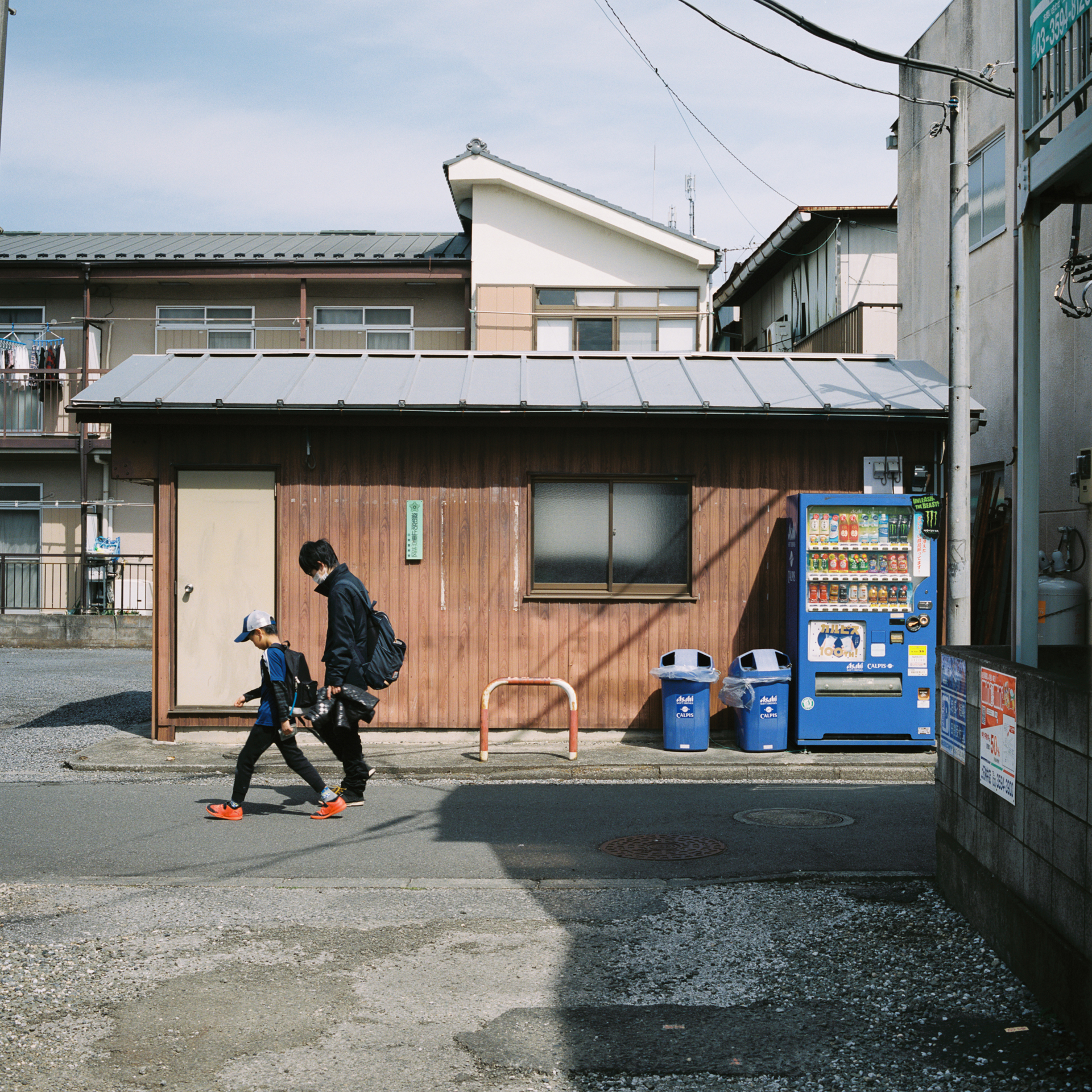 ゼンザブロニカのフォーカルプレーンシャッター機はS2からEC、EC-TL IIまで使用しています。機能が増えるたびに大きく重くなってゆきます。AEでなんか撮らないのに、無駄ですよねえ。このCはマガジン交換式でないぶん少しは軽いかなと思って入手したのですが、さほど軽量ではありませんでした。でも、なかなか使いやすいカメラです。シャッター音はすごい音だけど。<br>ゼンザブロニカC　ニッコールP・C 75mm F2.8（F8・1/500秒）フジカラープロ400H