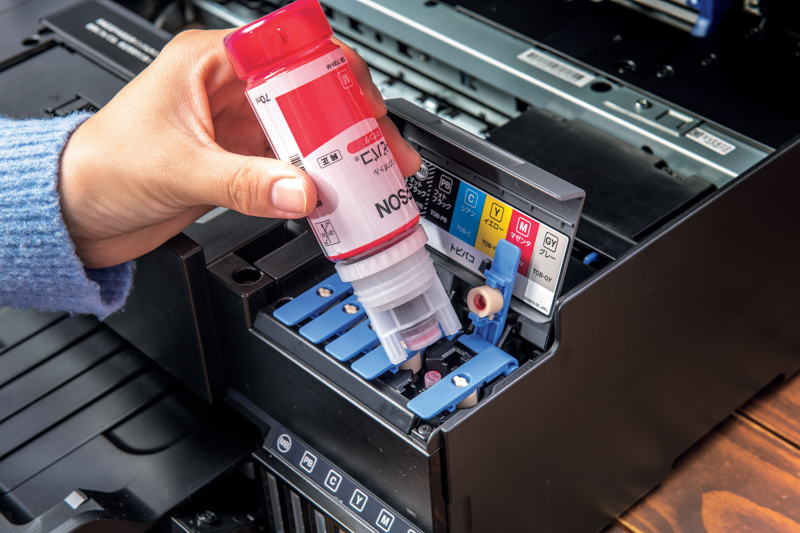 70mlのボトルからインクを注入。口はボールペンのようになっているので、不用意にこぼれたりすることはなく安心。