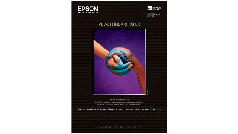 深い黒色と滑らかな階調表現を可能にするコットン100%のアート用紙。実勢価格は2,100円前後（A4サイズ10枚）