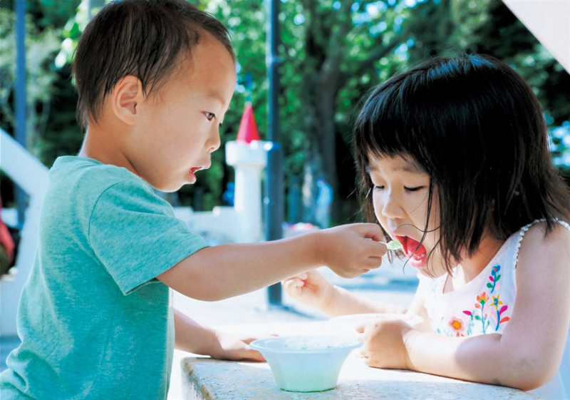 EW-M873Tでプリントした作品の一部。娘の髪の毛がのっぺりとつぶれることなく、子どもらしい艶やかさを持って描けているのに感動! 夏の思い出がきれいに残せてうれしい。