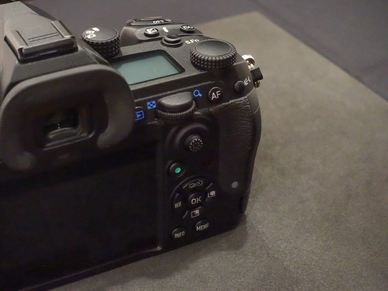 新たにジョイスティックが搭載された。これにより十字キーをショートカット専用にできる。