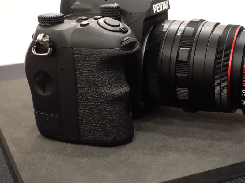 グリップの感触が非常によく、実際の重量よりもカメラが軽く感じられるようなフィット感を得られた。