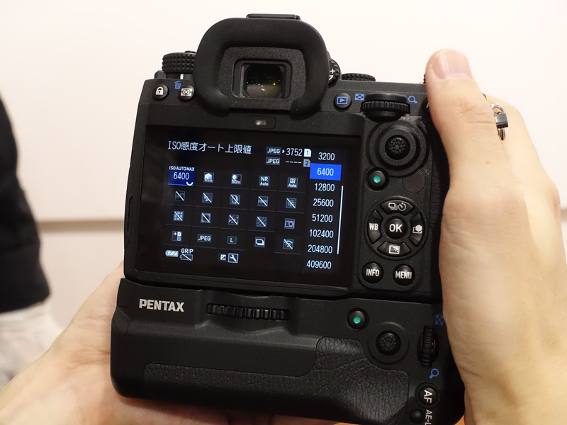 3.2型の背面モニター（約162万ドット）は、タッチ式となっている。