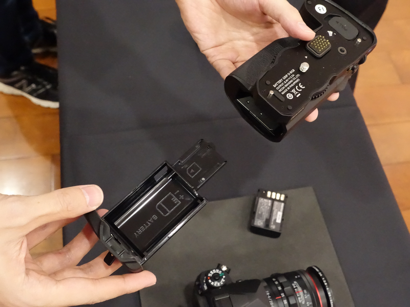 バッテリーグリップには2本目のバッテリーと予備のSDカードが入る。