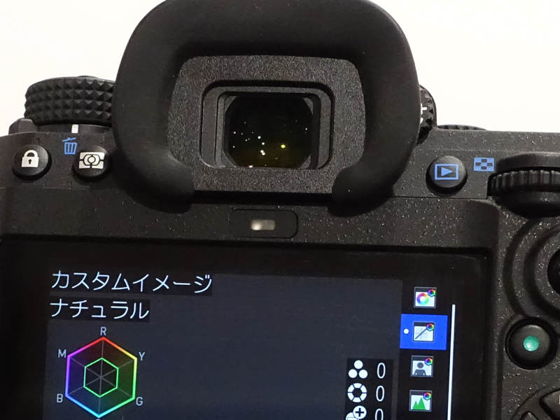 ファインダー窓の下には、PENTAXとして初めてとなるアイセンサーを搭載。