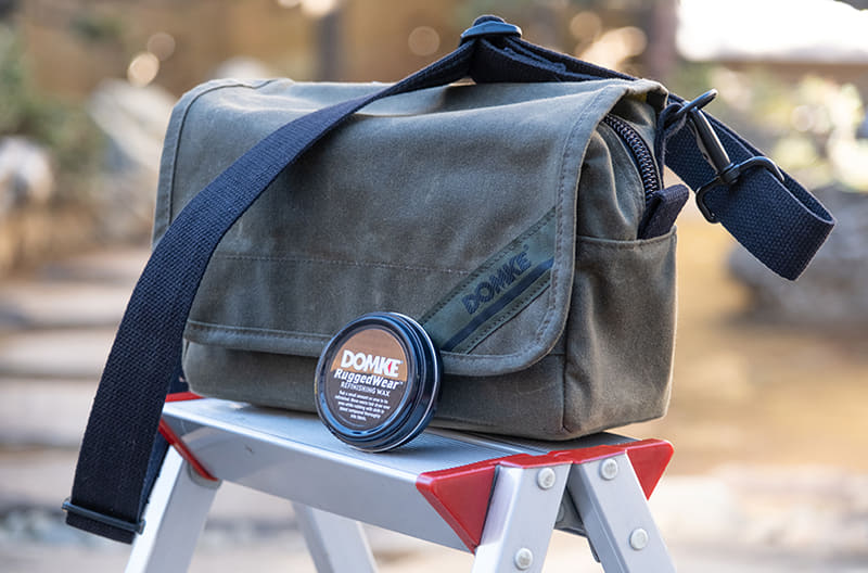 ワックスコットンならではの質感がシブいF-5XB。必要最小限のモノを携帯したいときにちょうど良いサイズ感で、最近は出動率が高い。メンテ用のワックスも付属していた。