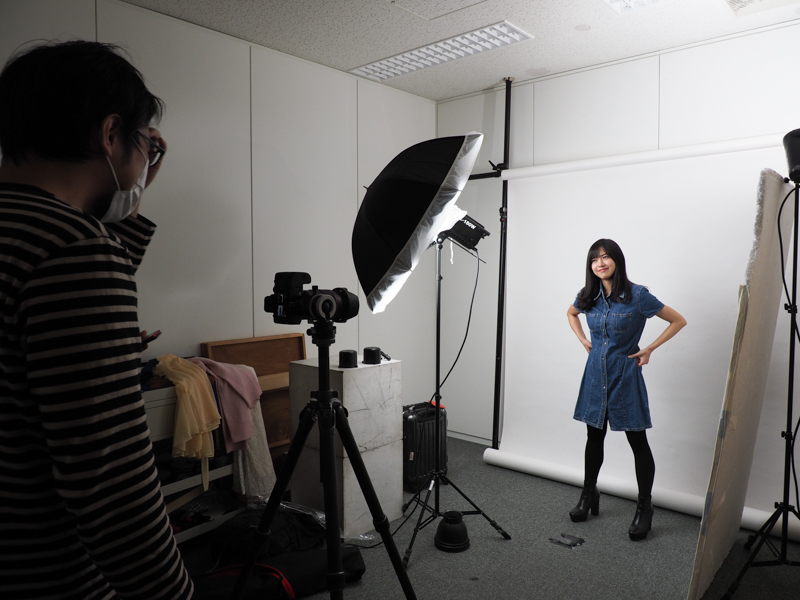 測定はデータ量を一定にするためスタジオを使用。連写撮影を考慮して照明には定常光（LEDライト）を用いた