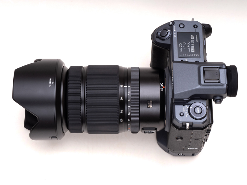 GFX100にGF45-100mmF4 R LM OIS WRを装着したところ。製品には専用のレンズフードが付属している