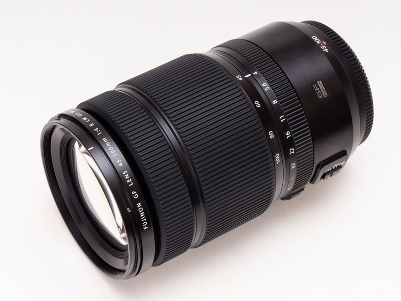 焦点距離の指標表示は45mm、60mm、80mm、100mmとなっている。繰り出し量も比較的少ない