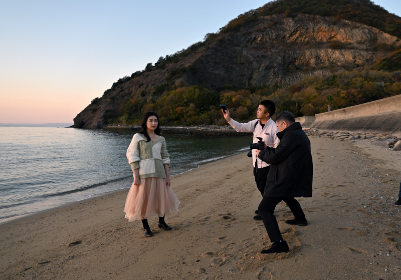 クリップオンはアシスタントに持ってもらっています。撮影はフルマニュアル。正面からだとどうしても調整ができませんので、右に行ったり左に行ったり、前後したりというように、カメラ側が動くことで、発行量の調整をしています。使用したストロボはGN42。光量は1/2〜1/16の範囲で調節しています。